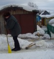 Каждое утро она вооружается топором и долбит лед