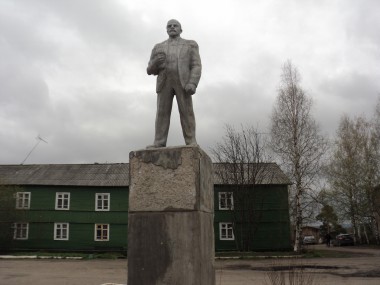 Стоять ли Ленину   на площади?